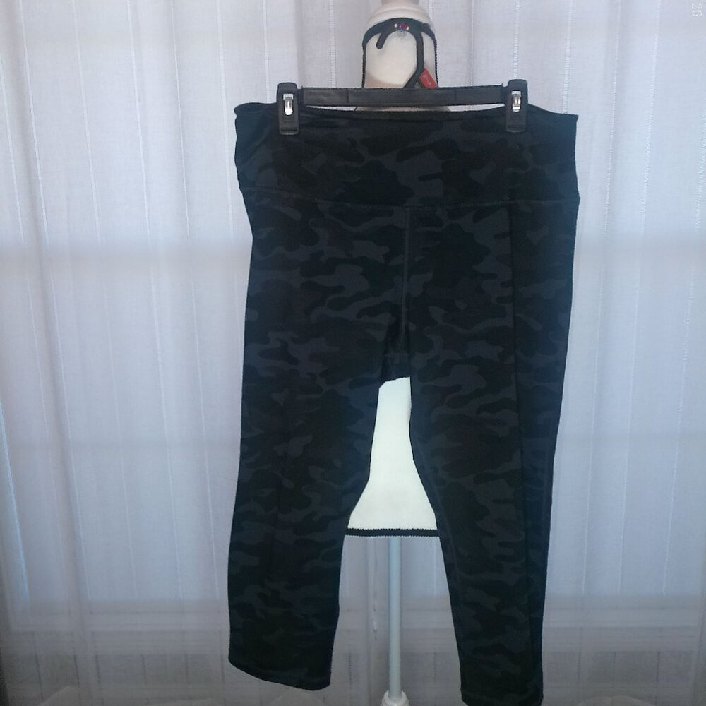 DANSKIN Gray & Black Camo Crop Leggings XL